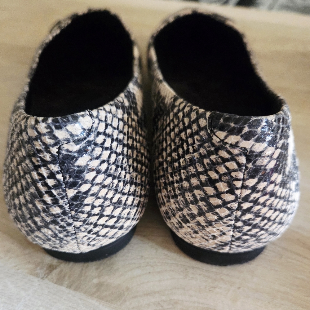 Snakeskin Pattern Women's Vionic Flats - image 4